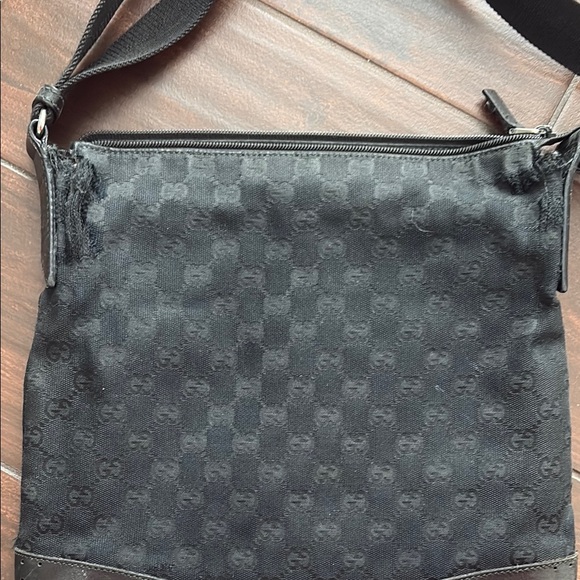 Gucci Black Crossbody Bag with Adjustable Strap - Picture 3 of 12